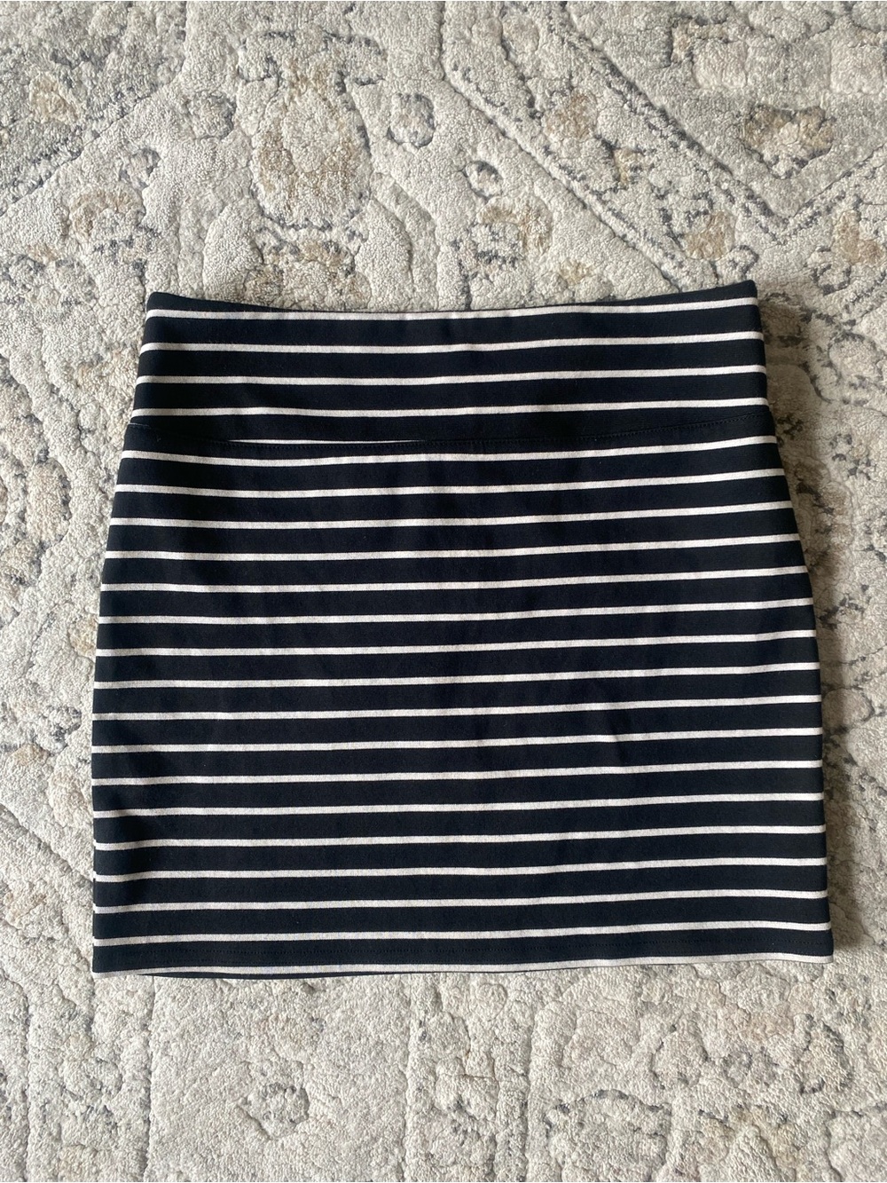 American Eagle Striped Black and White Knit Mini Skirt. Size m